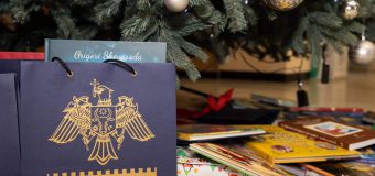 (FOTO) Serviciul Vamal a donat cărți „Bibliotecii de sub brad”