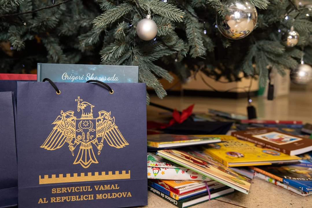 (FOTO) Serviciul Vamal a donat cărți „Bibliotecii de sub brad”