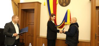 Un bărbat care a contribuit la reținerea unui infractor a fost menționat de Ministrul Afacerilor Interne