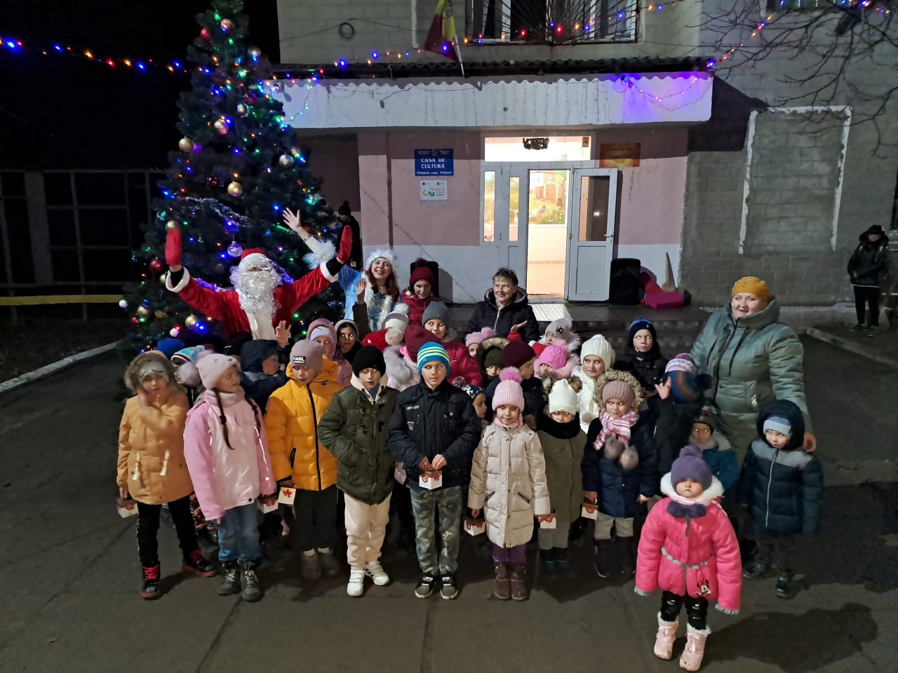 Echipa Partidului „ȘOR” a desfășurat și în acest an campania de inaugurare a pomilor de Crăciun, în localitățile administrate de reprezentanții formațiunii
