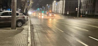 (FOTO) Drumurile din Capitală sunt spălate. De ce?