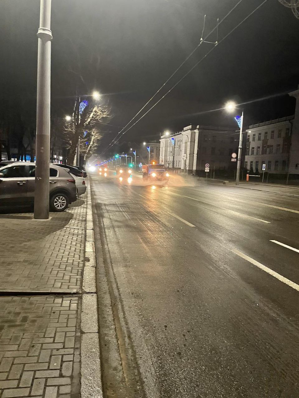 (FOTO) Drumurile din Capitală sunt spălate. De ce?