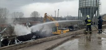 (FOTO) Pompierii continuă lichidarea incendiului la Portul Internațional Liber Giurgiulești