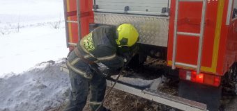 Pompierii au deblocat autovehicule rămase blocate pe traseele din sudul țării