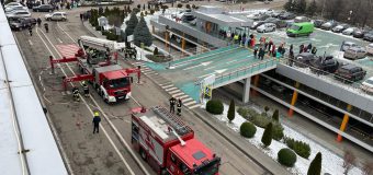(FOTO// VIDEO) Pompierii se află la Aeroportul Chișinău