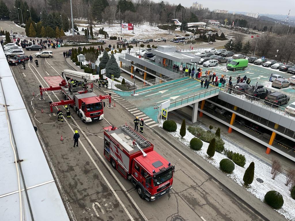 (FOTO// VIDEO) Pompierii se află la Aeroportul Chișinău