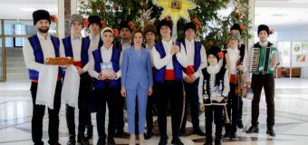 (VIDEO) Un grup de tineri din Ceadîr-Lunga au colindat la Președinție