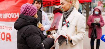 Vicepreședintele Partidului „ȘOR”, Marina Tauber, a discutat cu oamenii care au apelat la punctele de informare deschise de formațiune în Capitală