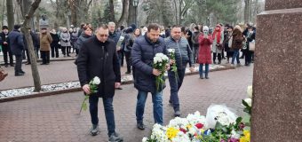 Flori la bustul lui Eminescu. Verbițchi: Eminescu rămâne cel mare politician român care și-a iubit țara și neamul