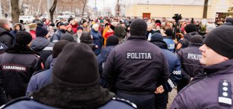 Partidul Șor: Sute de pensionari, împiedicați de poliție să protesteze pașnic, la Parlament, față de indexarea pensiilor