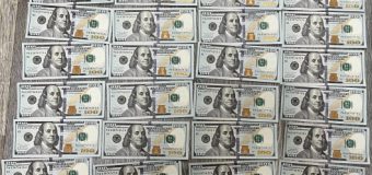 Un bărbat a introdus în circulație dolari americani falși