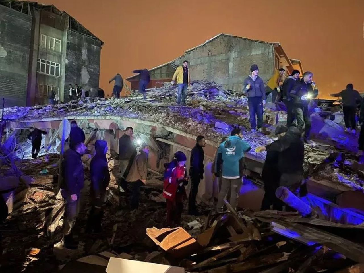 Cutremur puternic în sudul Turciei. Sute de morți și răniți