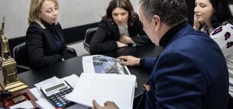 (FOTO) Colectivul de artiști InSpirArt a înmânat lucrarea „Madonna” lui Viorel Godea, director al  „Lagmar Impex”