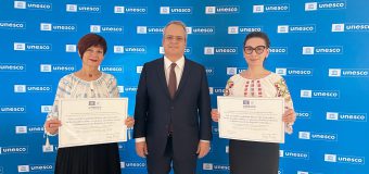 Certificatul pentru înscrierea „Artei cămășii cu altită – element de identitate culturală în România și R. Moldova” pe lista UNESCO a fost înmânat ambasadoarelor celor două state
