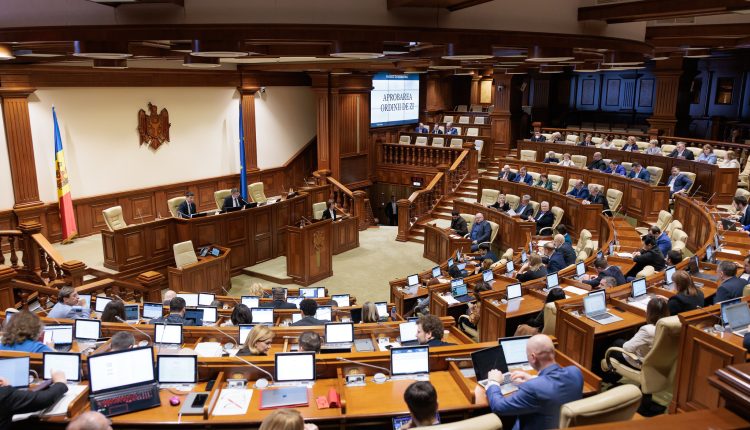 Votat în prima lectură: mai mulți cetățeni vor beneficia de ajutor pentru perioada rece a anului
