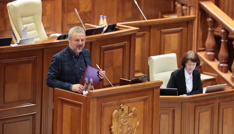 Statul va finanța editarea în alte țări a cărților semnate de autori din Republica Moldova