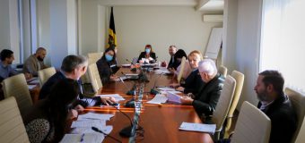 Tinerii ar putea beneficia de programe plătite de stagii în sectorul public