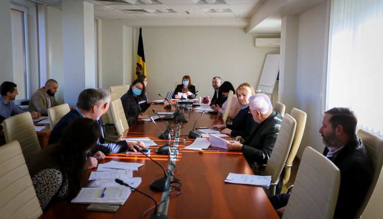Tinerii ar putea beneficia de programe plătite de stagii în sectorul public
