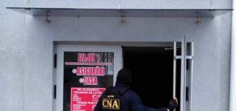 Schemă de corupție la eliberarea permiselor de conducere. Lunar, 20 mii de euro erau colectați pentru a mitui unii responsabili de la ASP