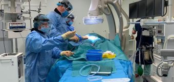 Procedură endovasculară minim invazivă, efectuată în premieră într-o instituție medico-sanitară publică