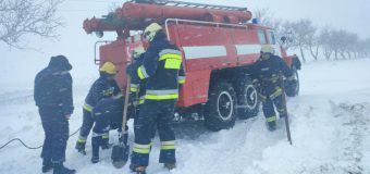 IGSU a intervenit la deblocarea și tractarea mai multor autovehicule blocate în zăpadă