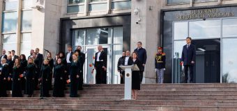 (VIDEO) La Guvern a avut loc o ceremonie dedicată Zilei Drapelului de Stat. Maia Sandu: Simbolul cu care ne-am dobândit independența, suveranitatea și libertatea