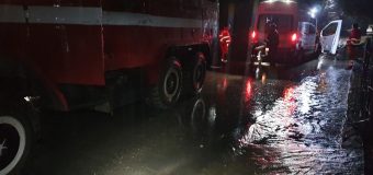 Angajații IGSU au intervenit în mai multe situații pentru a lichida consecințele ploii abundente
