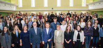 Premierul a îndemnat tinerii să participe la construirea unei societăți în care vor dori să trăiască
