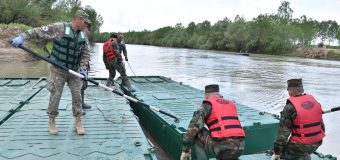 Militarii moldoveni și români continuă acțiunile de amplasare a elementelor podului de pontoane peste râul Prut