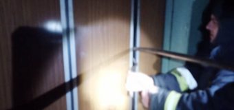 4 persoane într-un ascensor au căzut în gol de la etajul patru al unui bloc de locuit din Capitală