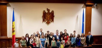 Grupuri numeroase de copii, tineri și adulți au vizitat Parlamentul cu ocazia Zilei Ușilor Deschise