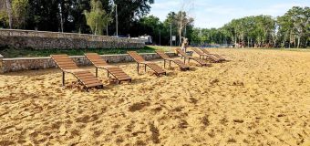 Șezlonguri pentru plaja Parcului „La Izvor” din Capitală