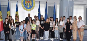 (FOTO) Un grup de copii din s. Coșnița au vizitat Guvernul