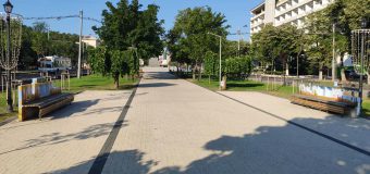 (FOTO) Două bănci instalate pe Aleea din bulevardul Grigore Vieru care aduc un omagiu cărții și lecturii