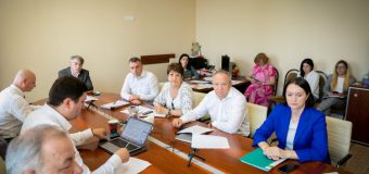 Parlamentul va examina proiectul ce prevede modificări în 19 legi privind sistemul de asistență socială