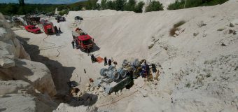 Un camion a căzut într-o carieră. Șoferul a decedat
