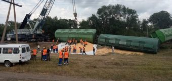 Colaboratorii CFM au montat 100 metri de cale ferată din cele 150 pentru reluarea circulației