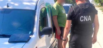 Ar fi vrut să ajute un șofer, prins în stare de ebrietate, să scape de răspundere în schimbul a 2 mii euro. Bărbatul reținut în flagrant de CNA