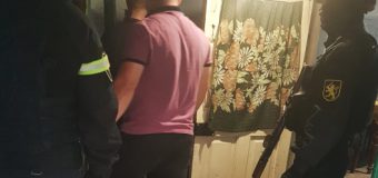 Trei tineri au încercat să fure mai mute bunuri dintr-o casă