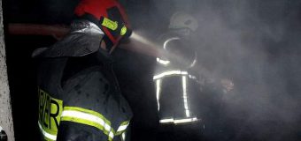 Un tânăr a primit arsuri grave după ce a încercat singur să stingă un incendiu