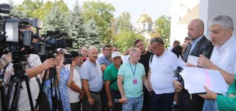 Vladimir Bolea, la discuții cu fermierii în fața ministerului