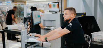 Act falsificat și țigări, depistate la trecerea frontierei prin Aeroportul Internațional Chișinău