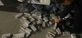 Un bărbat reținut pentru transportare ilicită a peste 6 mii pachete de țigări și un lot comercial de articole vestimentare