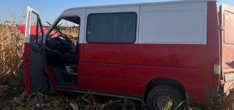 Accident la Anenii Noi. Șoferul a pierdut controlul mijlocului de transport și a derapat de pe traseu
