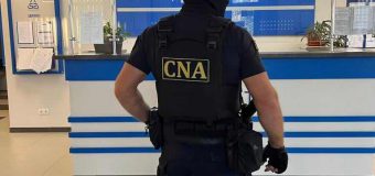 Schemă de corupție la eliberarea permiselor de conducere. Un angajat al ASP Hîncești și doi intermediari, reținuți de CNA