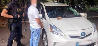 Un bărbat – prins în flagrant în timp ce primea 8 mii euro. Pretindea că poate influența unele persoane pentru a redobândi mai rapid cetățenia română