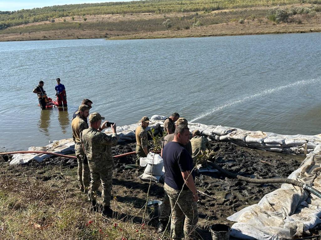 MAI: Specialiștii au detonat componenta cu explozibil a rachetei prăbușite în lacul Hârbovăț, raionul Anenii Noi