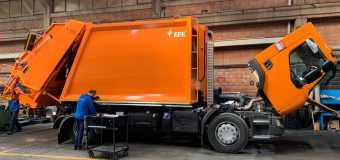 Primele 10 autospeciale pentru colectarea și transportarea deșeurilor din Capitală vor ajunge la sfârșitul lunii