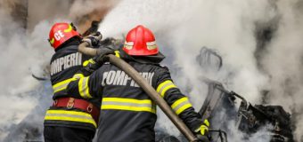 Imprundența în timpul fumatului a dus la incendiu în locuință. Un bărbat s-a ales cu arsuri la membrele inferioare