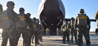 Militarii moldoveni și americani au efectuat sărituri cu parașuta